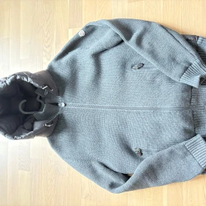 Moncler cardigan - Köpt här på Plick men har inte kommit till användning. Finns ett pyttelitet hål på luvan ( var så när jag köpte den) men den e knappt synlig, annars är jackan felfri. 