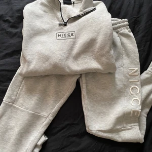 Jogging kit - Storlek small. Tröjan använd några ggr. Byxor bara provade. 