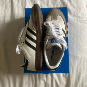 Adidas sambas - Säljer använda sambas!❤️ Har tvättat skorna noga och säljer det för 509! Strl 37 och adidas paketet inkommer med skorna🌸 