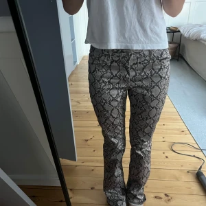 Ormskinnsbyxor - Trendiga ormskinnsbyxor från Weekday🩶🩶Så så snygga till fest eller till vardags! Superpopulära!!