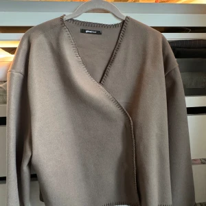 Kofta ifrån Gina tricot  - Storlek S, brun kofta från Gina, knappt använd💓💓