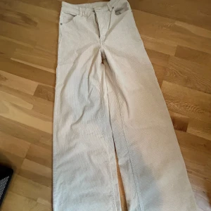 Manchesterbyxor 🤍 - Beigea Manchesterbyxor i midwaist modell, använt ett väldigt fåtal gånger 🤍Pris kan diskuteras!!