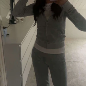 Juciy couture set  -  Säljer mitt gråa set från Juicy couture som är i väldigt bra skick, inget som har lossnat eller gått sönder. Kommer inte till användning  