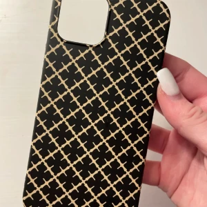 Svart och beige mobilskal från By Malene Birger - Säljer ett mobilskal inspirerat från By Marlene Birger. Det är svart med ett beige mönster. Skalet är i mycket bra skick. Det passar från Iphone 12 ända upp till Iphone 14 Pro Max.