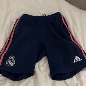 Ett par real Madrid shorts  - De här shortsen har använts ett få tal gånger och är i 10/10 skick de är köpta direkt från real Madrid butiken  Priset går att diskutera 