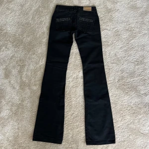 Lågmidjade bootcut jeans <3 - Såså snygga bootcut jeans, lågmidjade med diamant detaljer🙌 ifrån river island, i super fint skick!! midjemått 35 cm rakt över (ca 70cm runt midjan) Innerbenslängd 85cm 🫶🏻använd gärna köp nu💌(har inga bilder på pga att de är för små för mig)❤️