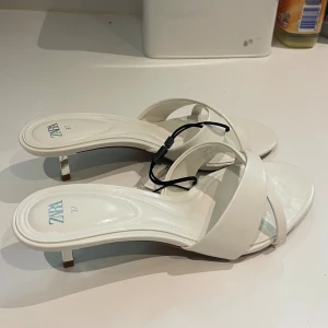 Vita klackar - Helt nya vita klackar från Zara i storlek 37 🩷 Nypris 379kr, säljes då de var i fel storlek. 