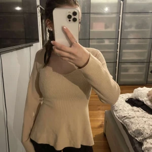 Ribbad tröja - Super söt ribbad tröja🌸 Bra skick, använd några få gånger  Säljer då jag ej använder den längre