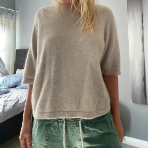 Stickad T-shirt  - Super fin stickad T-shirt från & other stories. I fint skick då den knappt kommit till användning💘 passar både S och M, är köpt för 790kr