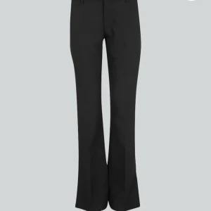 Kostymbyxor vera - Lågmidjade kostymbyxor i modellen vera från bikbok. Dessa har slits och passar någon till 165cm. Använda men har blivit för stora. Bra skick.