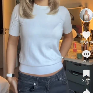 Vit kortärmad topp - Säljer en snygg vit kortärmad topp. priset går att diskuteras!! hör av er för fler frågor 🩷