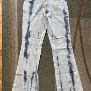 Tie dye jeans  - As coola low bootcut jeans i tie dye mönster knappt använda bra skick storlek s/m  