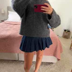 Mörkblå jeanskjol - Säljer denna supersnygga jeanskjol från zara som tyvärr inte kommit till användning, då jag redan har en liknande. Den är slutsåld på hemsidan och passar till allt!! Säljer för 250kr men köpte för 399kr🙏🏼🙏🏼