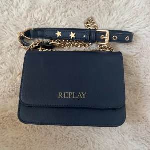 Replay kedjeväska  - Säljer min replay axelremsväska då den inte kommer till andvänding längre, ny pris ligger på 1400 säljer för endast 799 