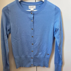 Blå kofta - Säljer dena super söta blåa koftan!! Passar till allting 🥰🥰 ny skick 