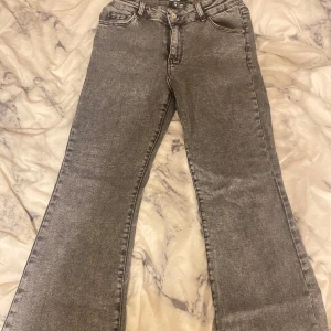 Gråa bootcut jeans - Ett par fina gråa bootcut jeans 