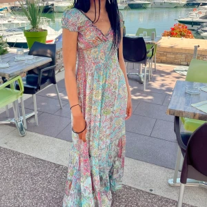 sommar klänning - Världens finaste klänning köpt i frankrike 2023.💗💗 Endast använd ett fåtal ggr därav är den så gott som ny! Materialet är väldigt stretchigt vilket gör att den passar XS-M.  Hör av er vid frågor!