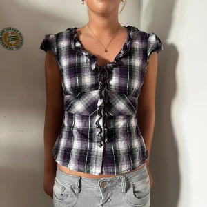 Söt topp - Rutig topp med snörning där bak som är jättefin, det står ingen storlek med sitter perfekt på mig som har S