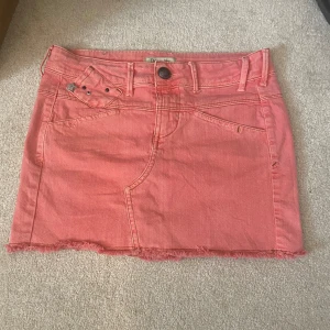 Kjol - En jättesöt rosa jeans kjol. Den är från denim life💕Tyvärr står det ingen storlek i kjolen men skulle gissa på xs