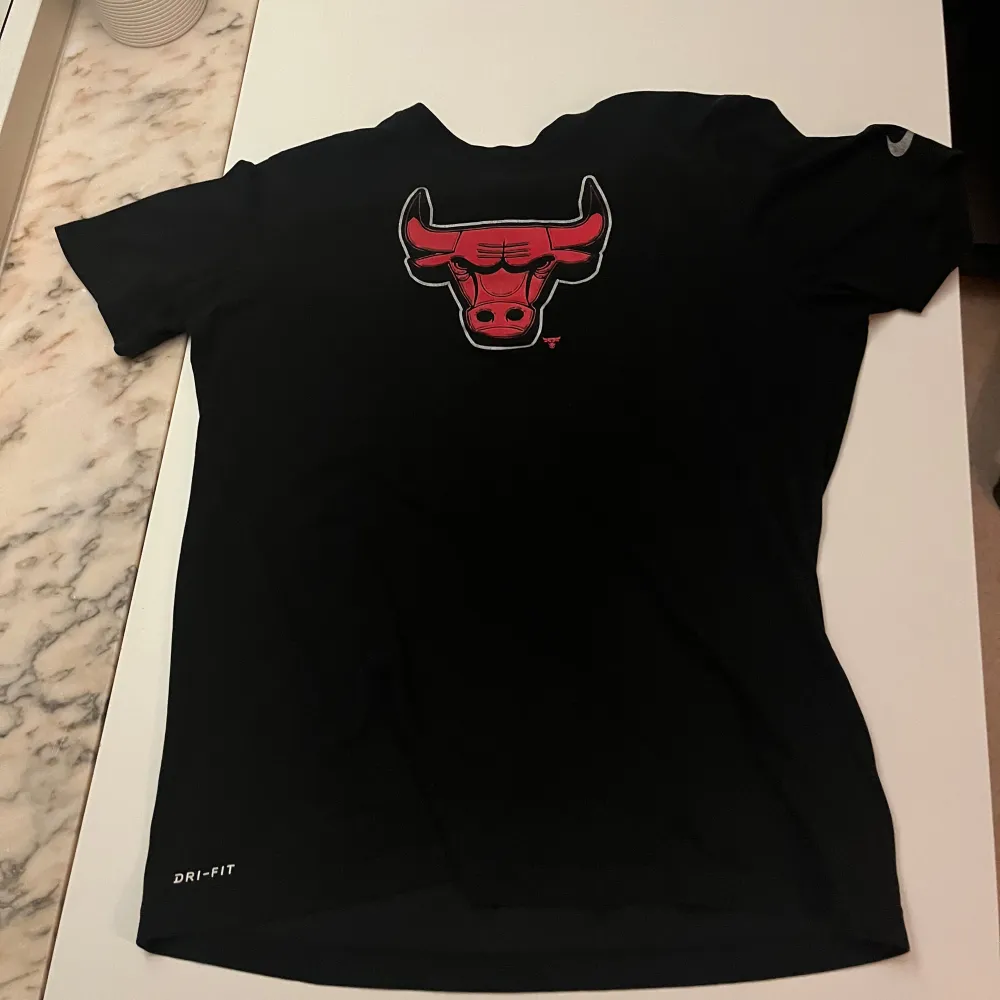 Säljer min Chicago Bulls tränings tröja som inte används längre. Storlek S men passar också M. Köptes för cirka 3 månader sen.. T-shirts.