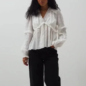 Vit volangblus  - Vit volangblus i mycket fint skick!