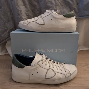 Snygga Philippe Model  - Säljer dessa rigtigt feta Philippe Model Skor. Perfekt nu till skolstarten! Skorna är lite använda men i fint sick. Du får med allt som tillhör skorna vid köp som t.ex. Box och papper. Hör gärna av dig om du har några frågor! Mvh Elias