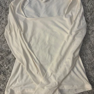 enkel topp - använt fåtal gången, har ett extra tyg på bysten