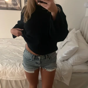 Zara shorts  - Säljer dessa snygga zara shorts i storlek 38. I helt nytt skick då jag inte alls använt de mycket. 