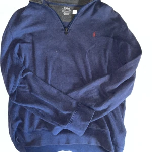 Polo Ralp lauren half zip - En snygg polo Ralp lauren half zip som är i storleken M men passar s (köpt för 1800 säljs för 500) skick 9/10 (priset går att diskutera) Lägg gärna prisförslag👍🏼