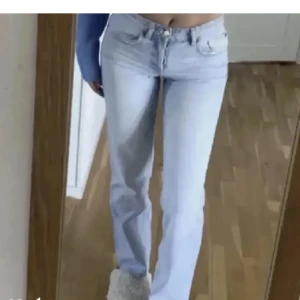 Jeans - Jeans från zara som tyvärr blivit för små för mig, dem passar i längden på mig som är 173, skriv och fråga gärna om fler bilder❤️