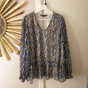 Blus - Blus från Pernilla Wahlgren i nyskick.