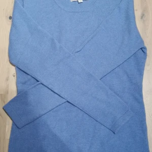 Blå kashmirtröja från Lotta P. - Säljer en supermjuk och bekväm blå kashmirtröja från Lotta P. Perfekt för kyliga dagar och passar både till vardags och lite finare tillfällen. Tröjan har långa ärmar och en klassisk rund halsringning. Den är i storlek 42 och i mycket bra skick. Passa på att fynda denna lyxiga tröja! 💙