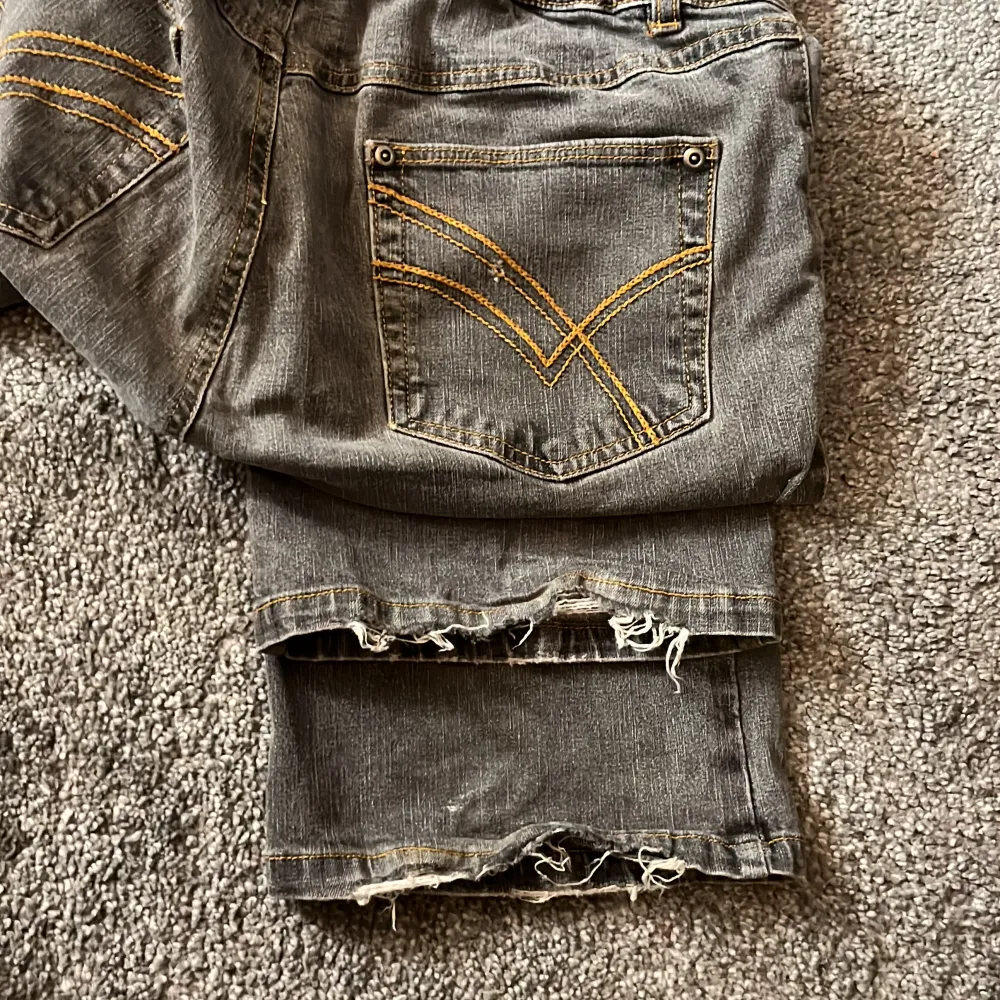 typ loose fit jeans som funkar för både killar o tjejer men troligtvis för tjejer, dem har resor vid midjan så storleken är svår att säga så måtten är W37cm L102cm och benöppningen är 22cm, bara att skriva om d är nått mer🙏. Jeans & Byxor.