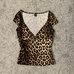 Leopard topp - Super snygg leopard topp. Aldirg använd då jag råka beställa två stycken. 😇