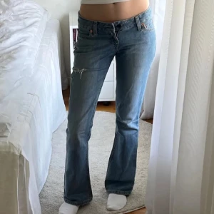 Levis jeans - Jättesnygga eftertraktade lågmidjade bootcut Levis jeans! Innerben 76cm och midjemått rakt över 37cm❤️