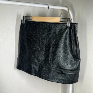Mini skirt  - Använd 1-2 gånger Nyskick Sitter jätte fint på, inte alldeles för kort heller, bra längd för mini skirt. 