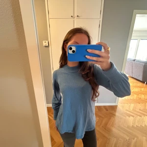 Stickad tröja 🤍 - En superskön stickad tröja ifrån GinaTricot, hör av er vid frågor! (Inte nopprig 🫶🏼)