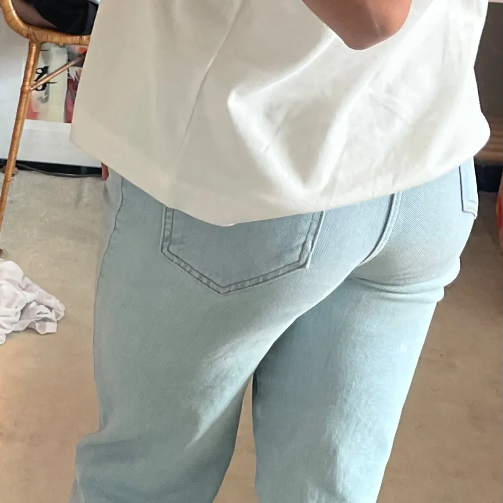 Säljer nu dessa ljusa jeans ifrån Madlady✨ En mindre pigmentfläck på ena låret (som ses på bild) som inte är särskilt tydlig! Dessvärre medelhög/ högmidjade jeans, men med en längre tröja är dom super snygga!  Super stretchiga och sköna😇. Jeans & Byxor.