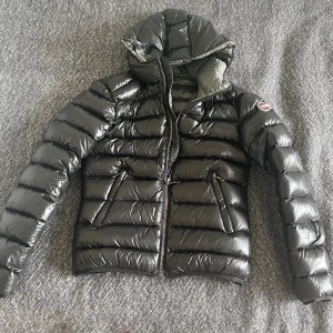 Colmar jacka, exakt som ny - Samma colmar model som hedvig Sjödin har. Jätte fint skick och köpt från miinto, säljer för den kom inte så mycket till användning. 