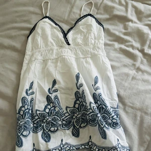 Fin topp - Jätte fin bara lite skrynklig topp som tyväär är lite för stor för mig. Lappen är avklippta men storlek S skulle kunna passa en M också🤗 Tror den var från Zara eller H&M💞