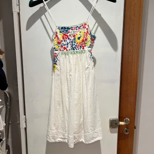 Hm klänning  - Super fin i stl 34 endast använd ett fåtal gånger, tyvärr😭.  Säljer för 150kr