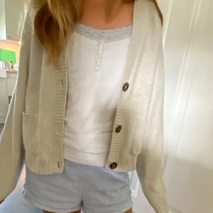 Uniqlo kofta 🤍 - Uniqlo kofta i storlek xs. Jätte bra skick och inga defekter. Ny pris 450 säljer för 280 då den är i bra skick. Tryck gärna på köp nu knappen om ni vill ha den annars kontakt för fler bilder eller frågor.🤍