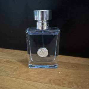 Versace pour homme edt parfym | Köp av sampels eller hela flaskan vid bra erbjudande, 50ml ca 45-50ml kvar | 2ml 29kr | 5ml 49kr | 10ml 79kr | Vid köp av flera så fixar jag bundle | Perfekt till sommaren, fräsch parfym | Hör av dig innan köp 🙏