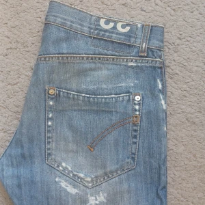 Dondup Jeans - Hej!Säljer nu detta exklusiva paret dondup jeans som är 9/10 i skick De passar från 175 till 180 cm.I midjan så passar den om du väger ca 65 kg men dom kan passa om man väger 60 men då behöver man bälte.Hör av er vid funderingar.