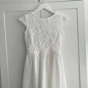 Vit klänning - I super bra skick! Så fin men passade tyvärr inte mig🌸