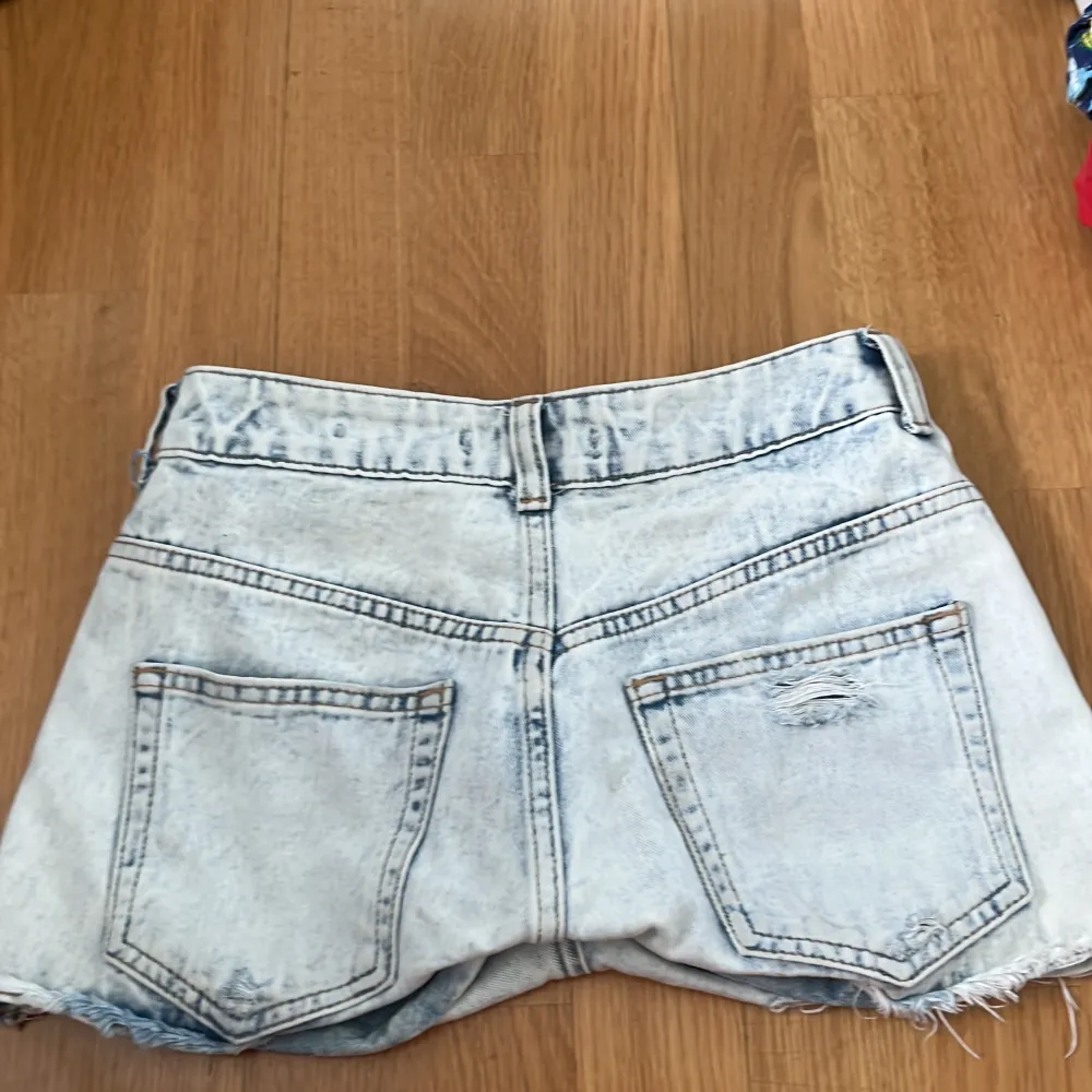 Jättesnygga mid Waist jeansshorts ifrån bershka. Vet inte riktigt vilken storlek de är men de passar mig som brukar ha 32-34 i Gina jeans. Säljer för ca 250 💕🫶🏼. Shorts.