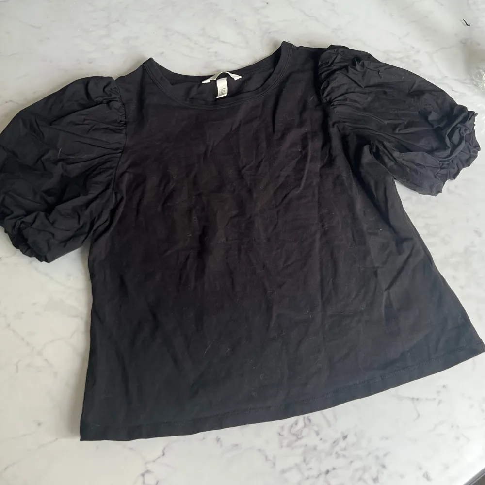 🖤Svart T-shirt med puffärm från Hm 🖤I bra skick  🖤Storlek M 🖤Köparen står för frakt 🖤Inga returer . Toppar.