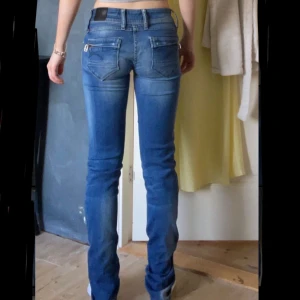 Lågmidjade jeans - Lågmidjade jeans från g-star Midjemåttet rakt över:37 cm Innerbenslängden: 86 cm