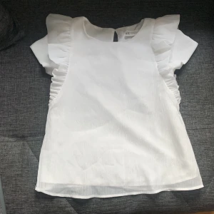 Vit T-shirt med puffiga axlar - HM t shirt skön insid material!  Nästan aldrig använd