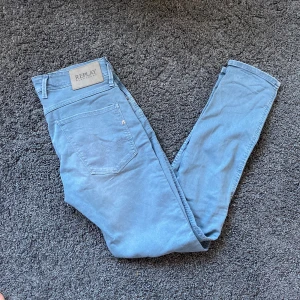 Replay Anbass 31/32 - Replay anbass jeans i färgen blå/grå. Storlek 31/32. Fint skick, nypris 1699, köp för endast 499kr. Hör av dig vid frågor🙌